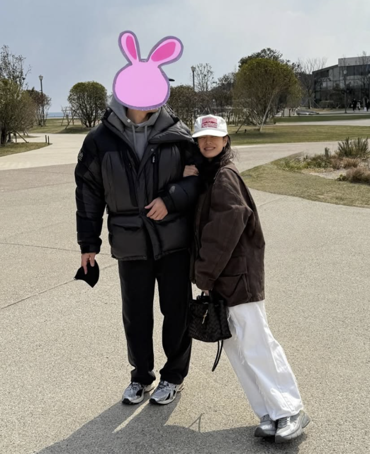배우 <b>손예진</b>과 <b>현빈</b>의 달달한 <b>데이트</b> 모습 포착! 행복이... 
