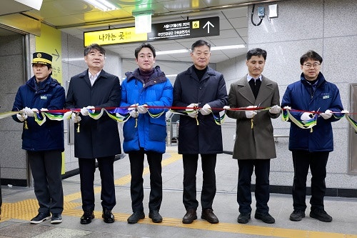  서울 지하철 7호선 가산디지털단지 6번 출입구 에스컬레이터 개통 [한국철도일보]
