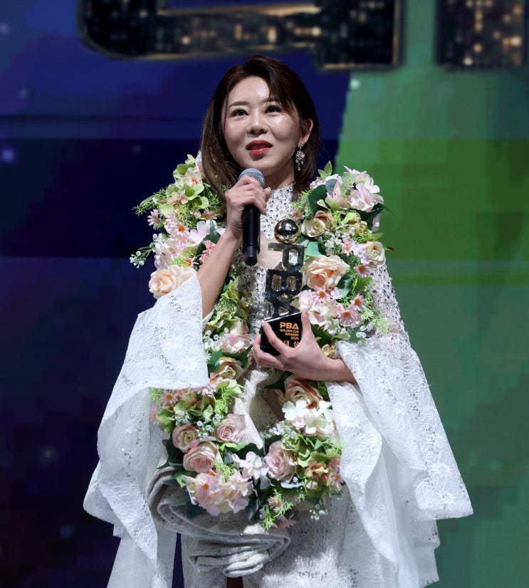 조예은이 트로트가수로 변신한 2025 골든큐 시상식 , MC는 여대생 당....