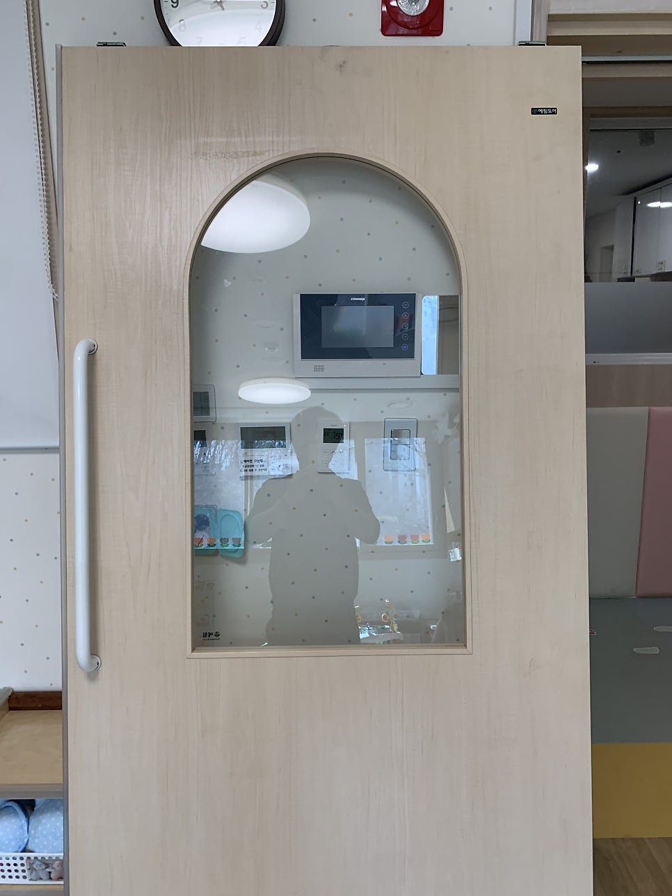 포켓 슬라이딩 도어 레일 수리 교체 시공