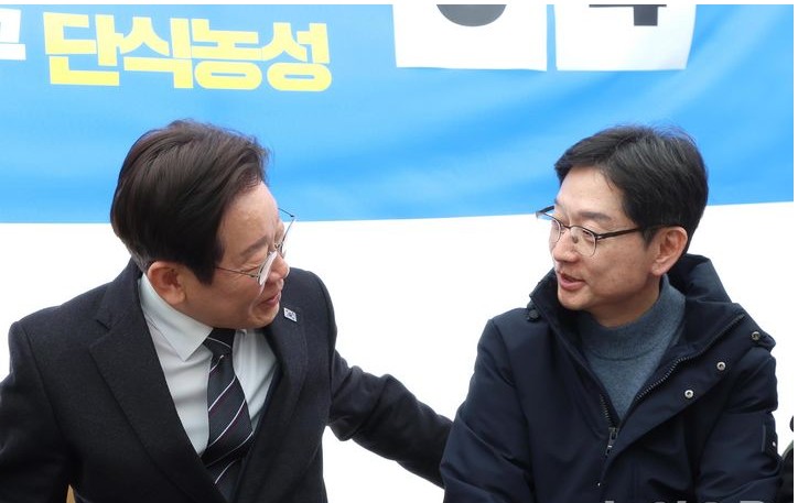 이재명, <b>김경수 단식</b> 농성장 방문…“살아서 싸우자” 설득