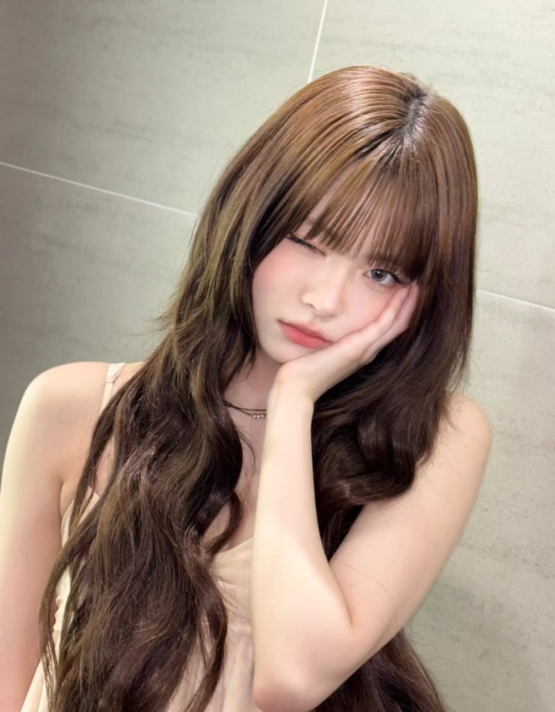 2025年ヘアカラートレンド：モカームースでLE SSERAFIM ウンチェ風にイメチェン