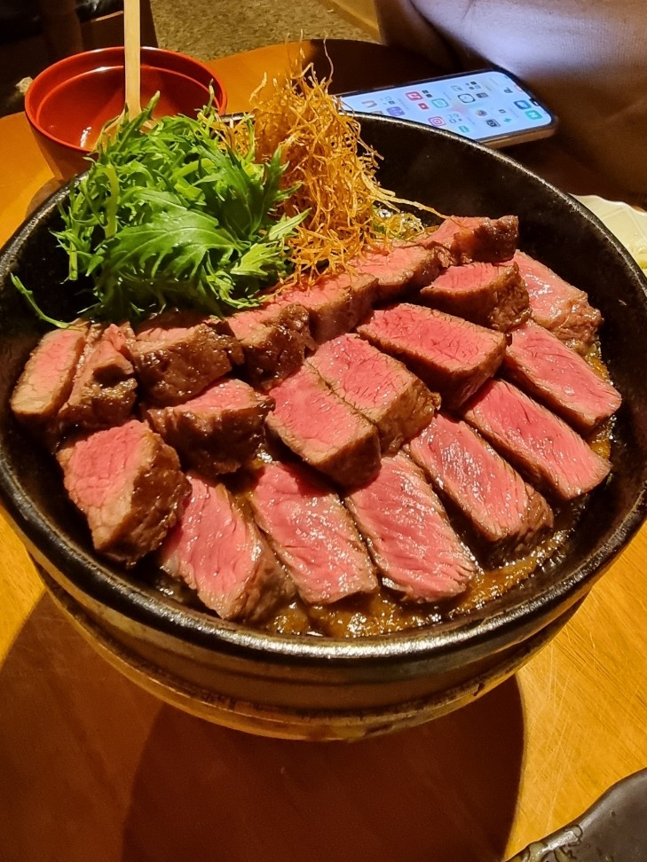  부산의 두 가지 매력: 이토준지의 공포와 야스마루의 맛"