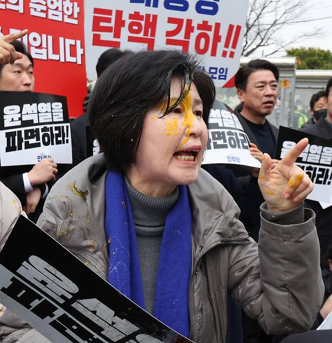 250321 헌재 앞 백혜련 계란 맞고… <b>이재정</b> <b>폭행</b> 당해