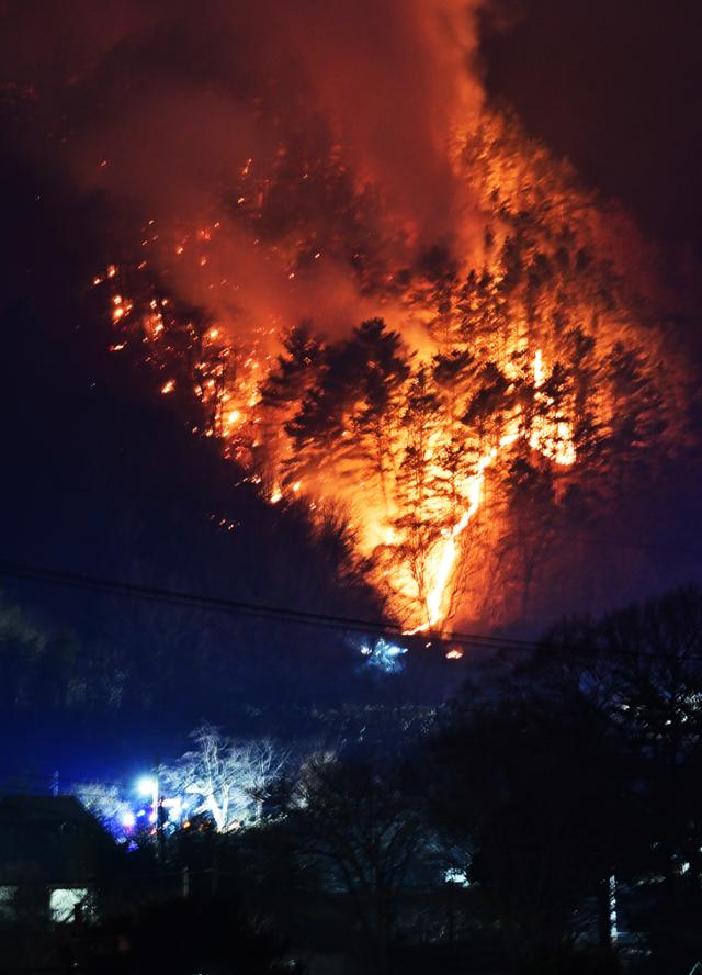 경남 <b>산청 지리산</b> 화마에 휩싸이다… 산림청 ‘<b>산불</b> 3단계’... 