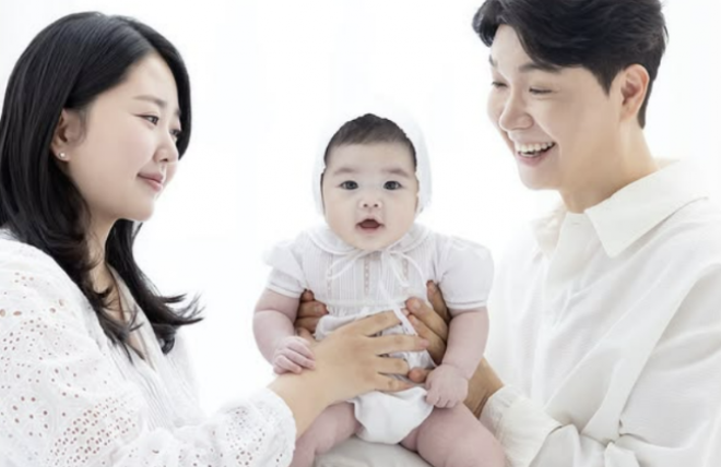 <b>박수홍</b>, <b>딸</b> 재이 100일 사진 공개… “사랑스러움 그 자체”