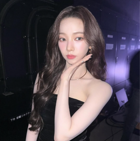  카리나 2025 VMAJ 시상식 오프숄더 블랙 드레스