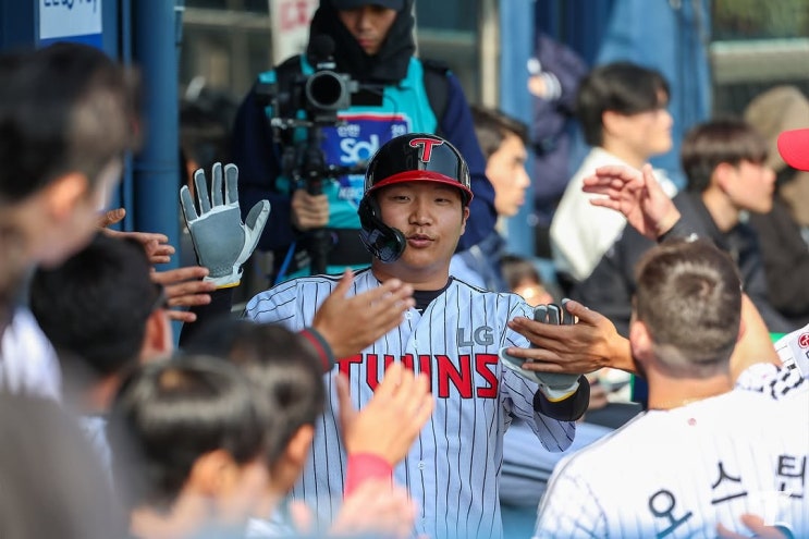 [KBO] ‘2025 1호 <b>홈런</b>’ LG 문보경, <b>홈런</b>왕 가능?…역대... 