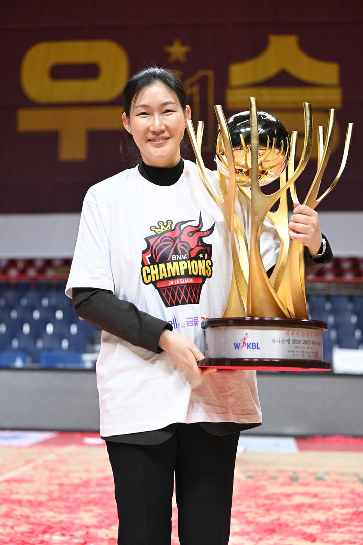 WKBL 최초의 여성 우승 <b>감독</b>, <b>박정은</b>… 선수-<b>감독</b> 모두 챔피언... 