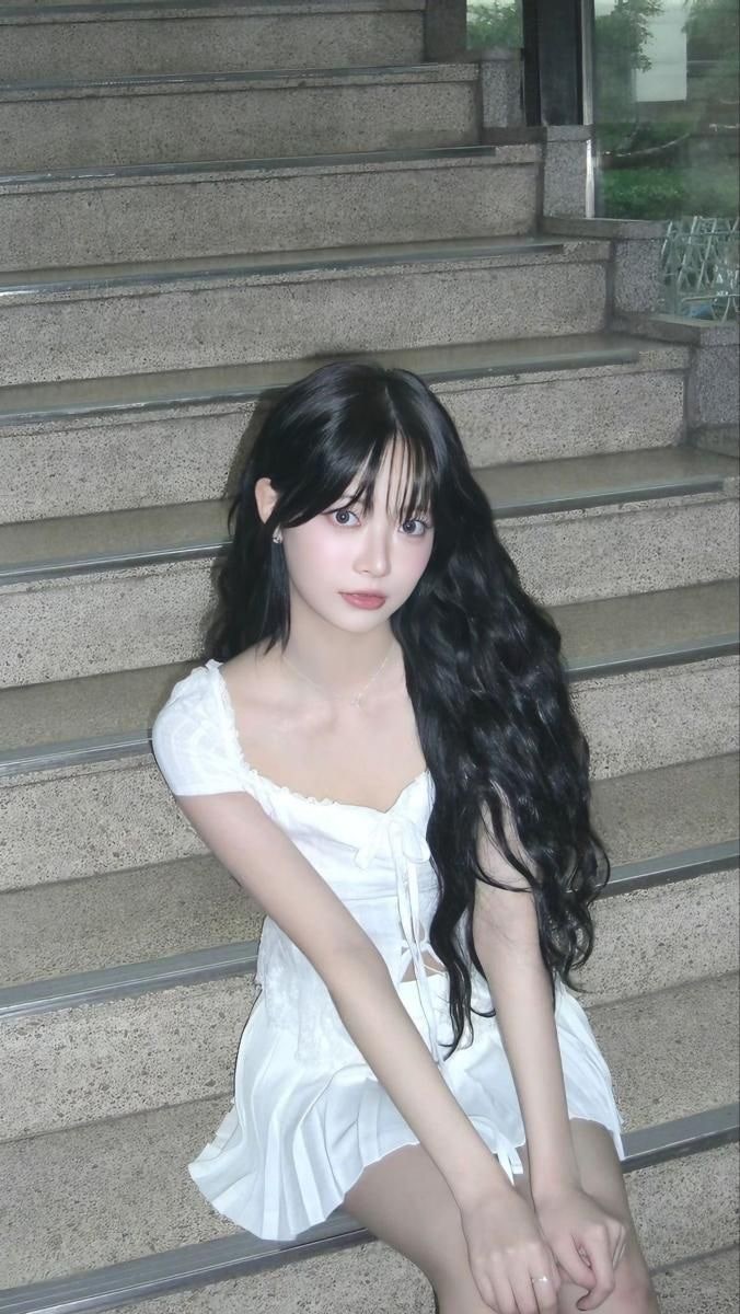 Let's Check Out LE SSERAFIM Hong Eunchae's Stunning Casual Fashion