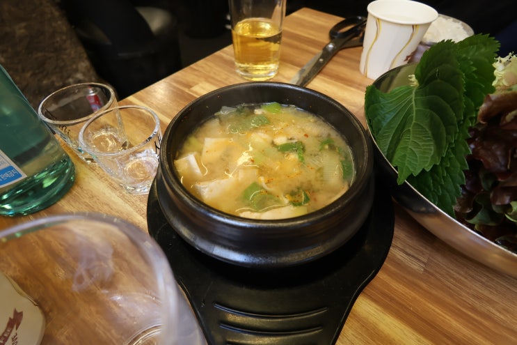  익선동에서 제대로 즐긴 꽃목살 한 상 – 고기, 소주, 그리고 완벽한 분위기!