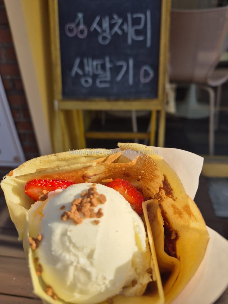  푸슈와 크레페 푸딩 빙수 달달한 간식 파는 작은 디저트 가게 패션프루츠 딸기푸딩 스모어 아이스크림