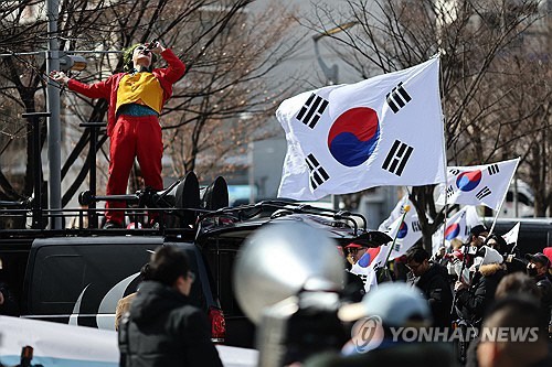 <b>윤석열</b> 대통령 경호처 영장 기각…<b>비화폰 서버</b> 수사 난항