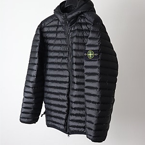 [판매완료] 스톤아일랜드 23FW 룸우븐 챔버스 경량패딩 블랙 LOOM WOVEN CHAMBERS R-NYLON DOWN-TC PACKABLE....