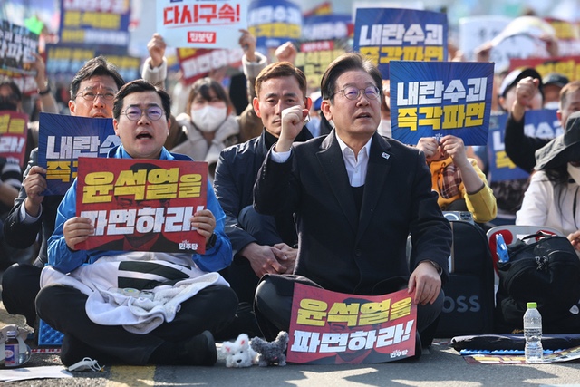 안갯속, 탄핵선고기일 불안한 <b>민주당</b>…박찬대 <b>광화문 천막당사</b>... 