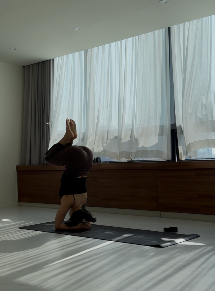 '머리를 발아래로 둔다는 것' 거꾸로 서는 요가 자세에 대해서