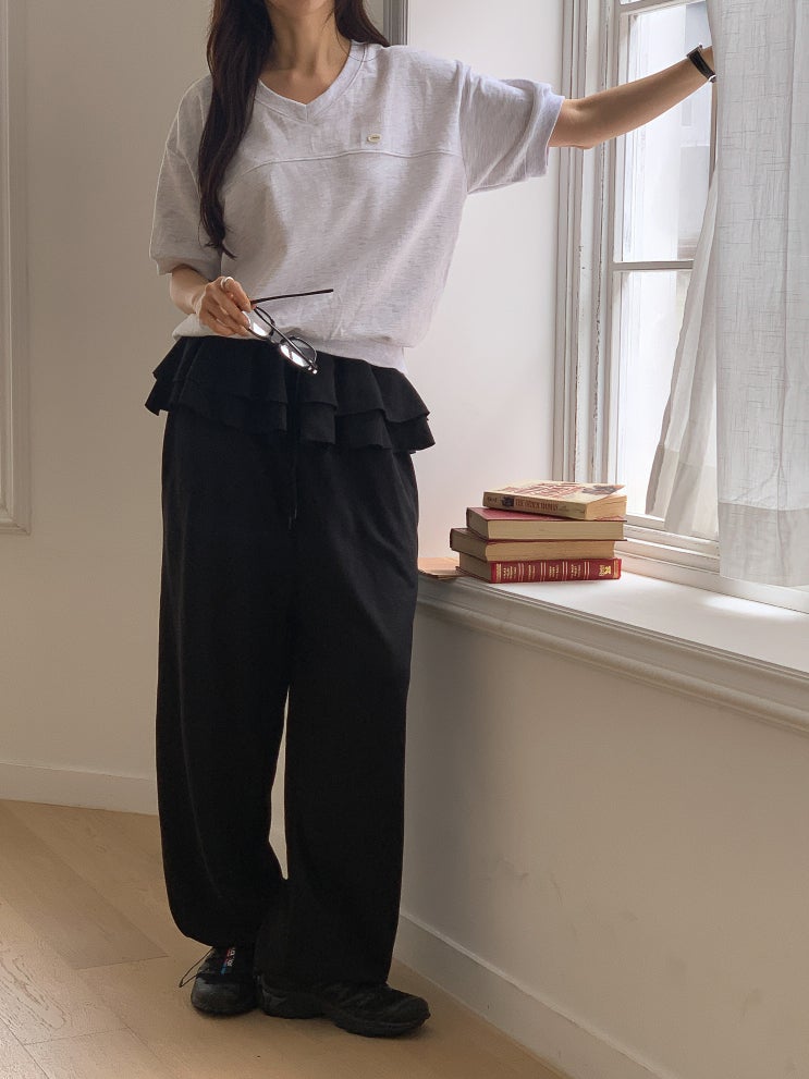  여자 봄여름 필수템! 베이직 무지 브이넥 반팔 티셔츠로 완성하는 캐주얼 데일리룩