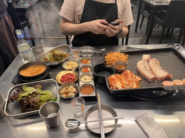  된장찌개 무한리필, 육회가 서비스인 제주시청 흑돼지 맛집 금돈상회!