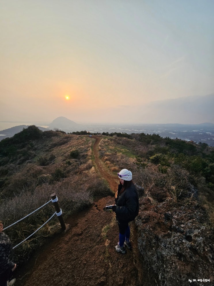  제주 여행을 가신다면 일몰명소 오름 중에 차로 정상까지 올라갈 수 있는 군산오름을 가볼만한곳으로 추천해요