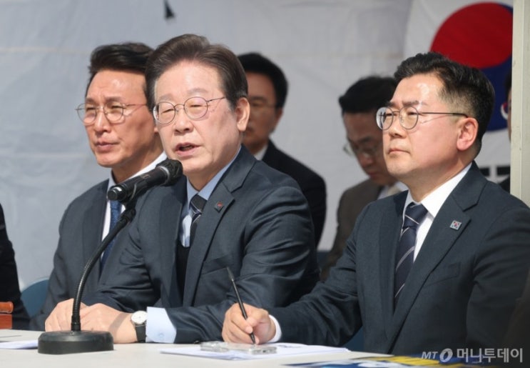 웃음’…왜? /  <b>이재명</b> '대장동 재판' 불출석… 민주 "범행에..