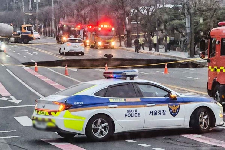 "차량, 오토바이 1대 추락" <b>서울시</b> 강동구 대형 <b>싱크홀</b> 발생... 