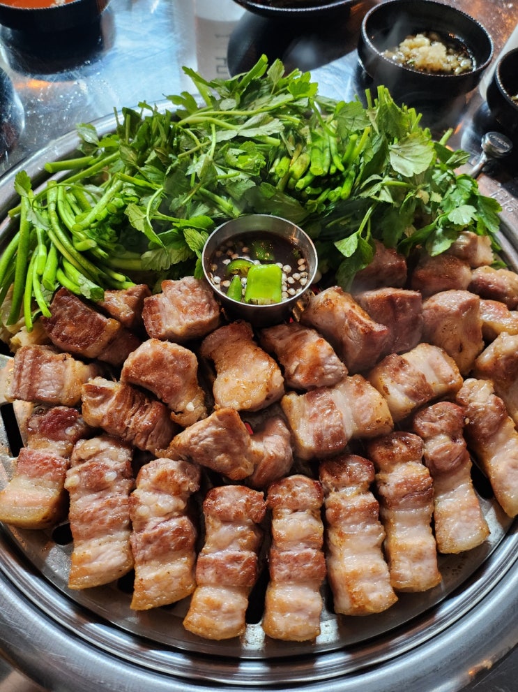  고기가 구워져 나오는 경기도 오산 고기 맛집 돈필살