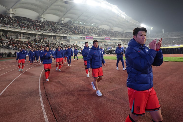 충격 <b>결단</b>! 레비 회장, '<b>손흥민</b> 여름 결별' 고려?!  유로파... 
