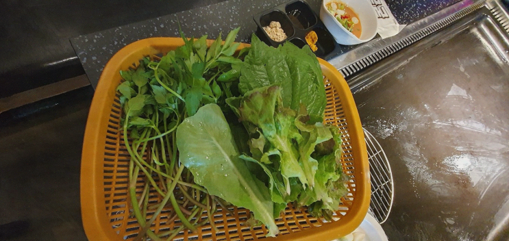  배꼽숙성삼겹살과막창, 방촌동 미나리삼겹살 맛집의 매력