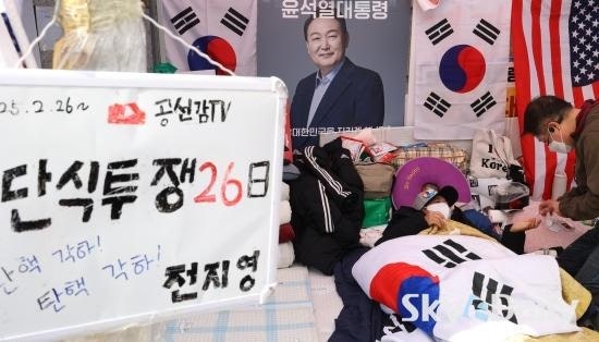 [<b>헌재</b> 앞 전지영 투사 이야기] ‘<b>尹</b> 대통령 <b>탄핵</b> 각하’ <b>촉구</b>... 