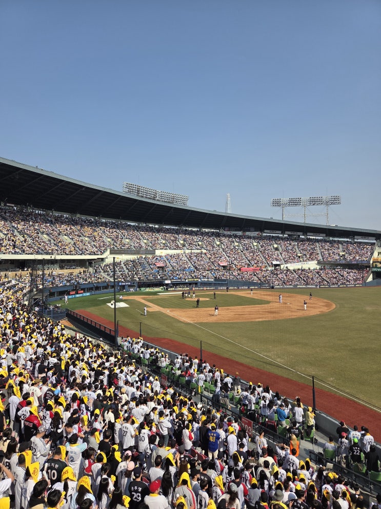 250322 KBO 개막전 롯데 vs <b>LG</b> 잠실야구장 3루 네이비석... 