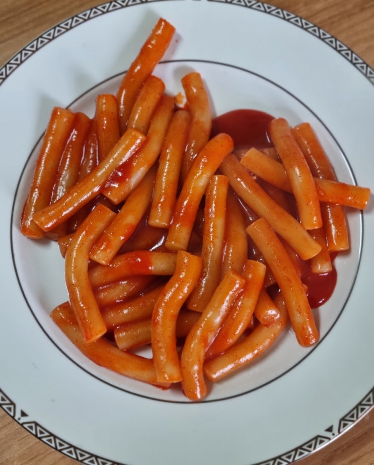  풀무원 우리동네 매콤 떡볶이 칼로리 영양정보