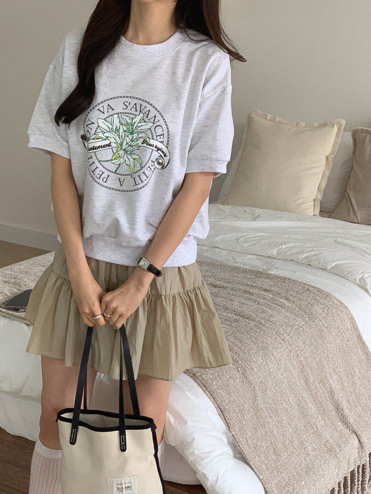  여자 봄여름 패션 트렌드! 문에이블 플라워 나염 맨투맨 반팔 티셔츠 스타일링 팁