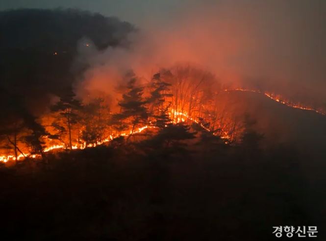산청·<b>의성 산불 진화</b>율 각 71%·60%, 일출과 동시에 <b>진화</b> 헬기... 