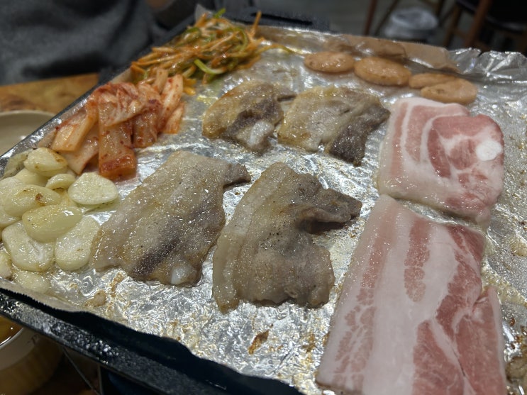  주말에 낮술하기 좋은 강남역 고기 맛집 <대치동집 강남점>(냉동삼겹, 김치찌개)