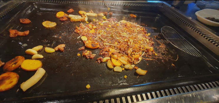  배꼽숙성삼겹살과막창에서 방촌동 미나리삼겹살을 맛보세요!