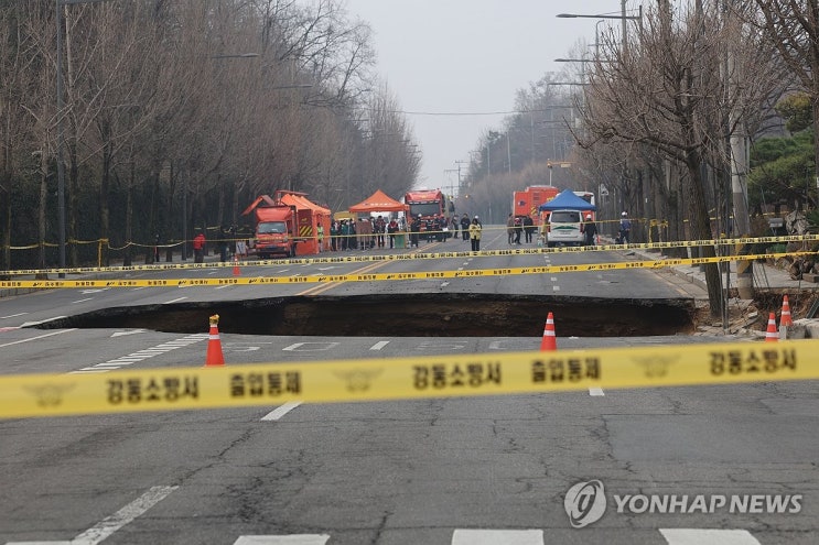 <b>강동구 싱크홀 실종자 수색</b> 계속…포크레인 투입해 토사 제거