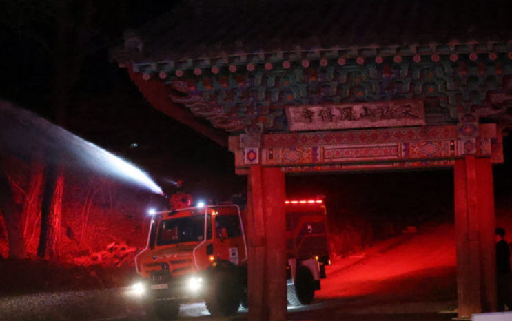 <b>산불</b> 위협받는 세계<b>유산</b>…병산서원·하회마을·봉정사 ‘초비상’