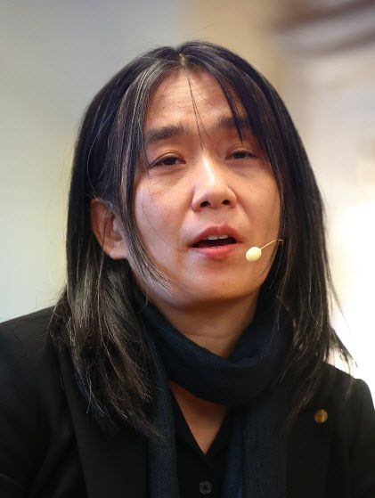  한강 “윤석열 파면은 보편적 가치 지키는 일”…작가 414명 성명