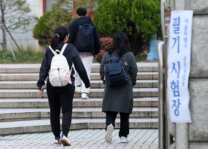  공무원 인기 떨어졌다고요? 그런데 2027년부터 시험 부담이 완화 됩니다.