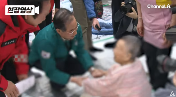 <b>한덕수 대통령 권한대행</b>, 산불 현장 방문 - 국가 위기 속 리더십