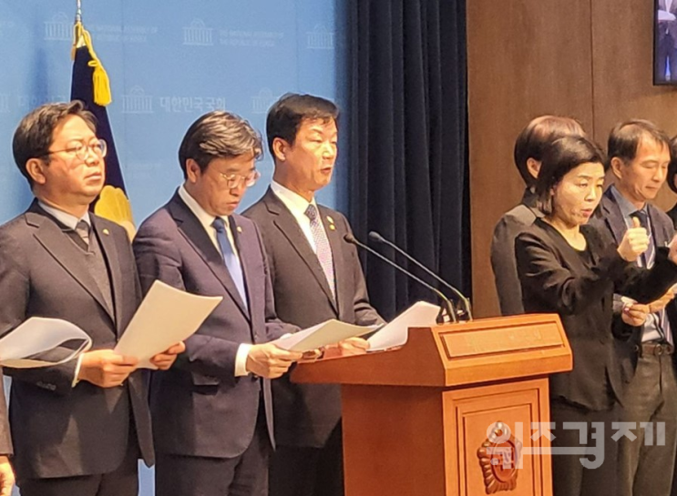 민주당 "재판부, 법과 원칙에 따라 <b>이재명 대표</b>에게 <b>무죄</b> 선고... 