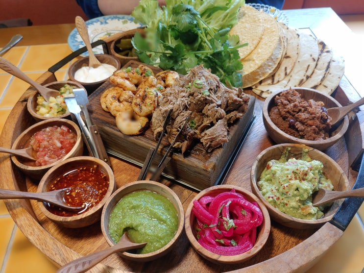  멕시코 요리 타코의 매력에 푹 빠지다! 압구정로데오 맛집 '타코로쌈바' 방문 후기