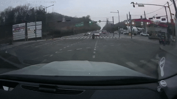서울 <b>강동구</b> 대형 <b>싱크홀</b> <b>사고</b> <b>매몰</b>... 영상.gif
