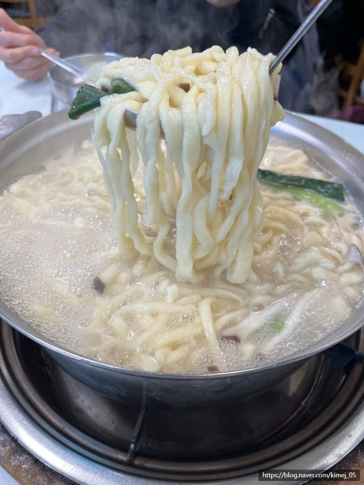  24시간 영업하는 칼국수 맛집 변동 옥수 숯불구이