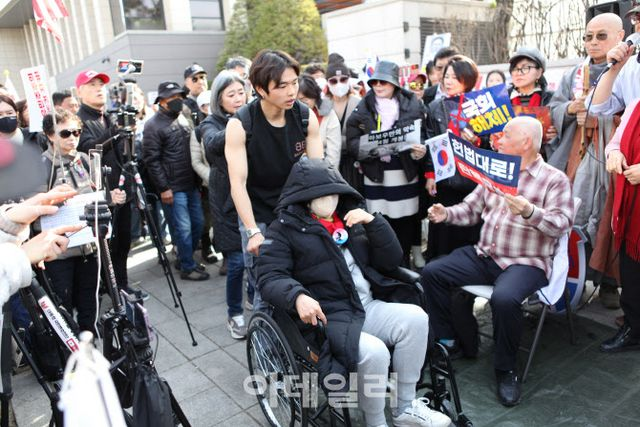  尹 "자유·인권·법치 노력 다할 것"…단식 멈춘 지지자
