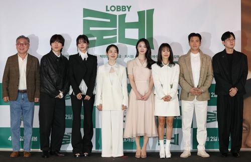 포즈 취하는 영화 '로비' 출연진