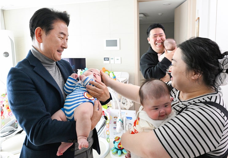 “세쌍둥이 탄생, 의정부의 희망입니다”… 김동근 시장, 출산가정 방문