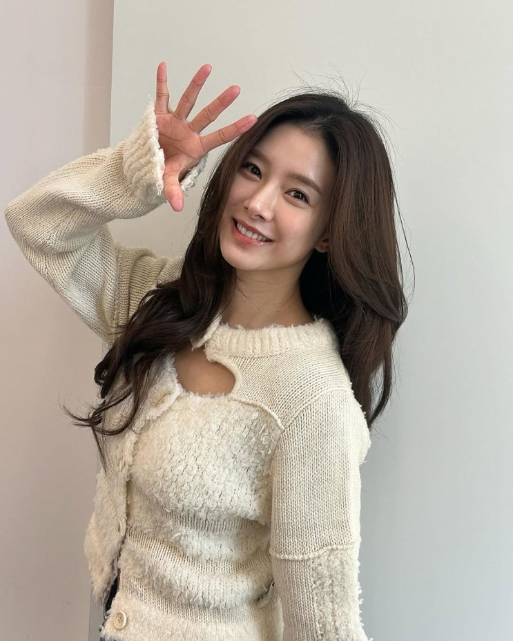  화창한 봄날 입고 나가고 싶은 여성 니트 가디건 찾고 있다면? 김소은처럼