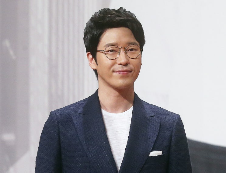 배우 <b>엄기준</b>, 결혼 <b>4개월</b> 만에 겹경사 터졌다!  <b>아내</b>와의... 