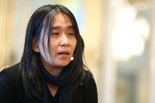  한강 작가 “尹 파면은 보편적 가치 지키는 일”…문학인 414명 파면 촉구 성명
